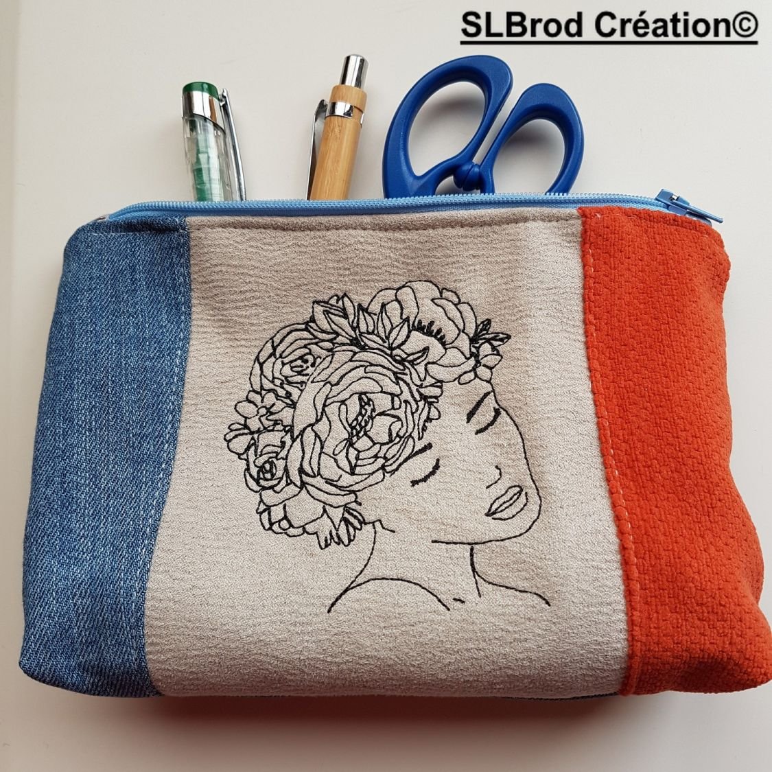 Trousse brodée Femme fleur