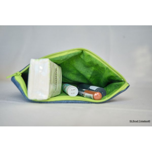 Trousse plate brodée baskets vertes
