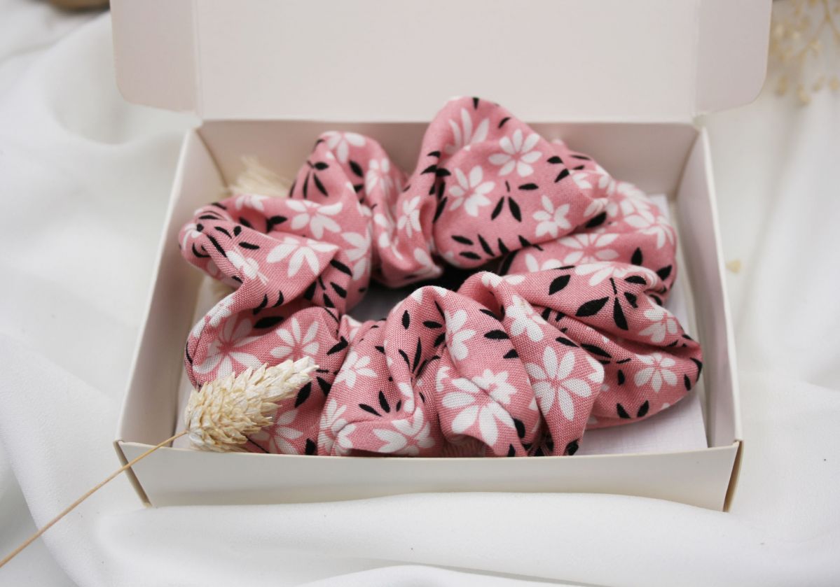 Coffret cadeau pour femme ou fille ado avec chouchou et porte-clés arc-en-ciel en macramé