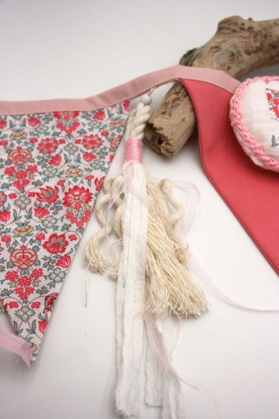 Guirlande de fanions chambre bébé ou enfant en tissu Liberty, coton et macramé style rétro vintage bohème 
