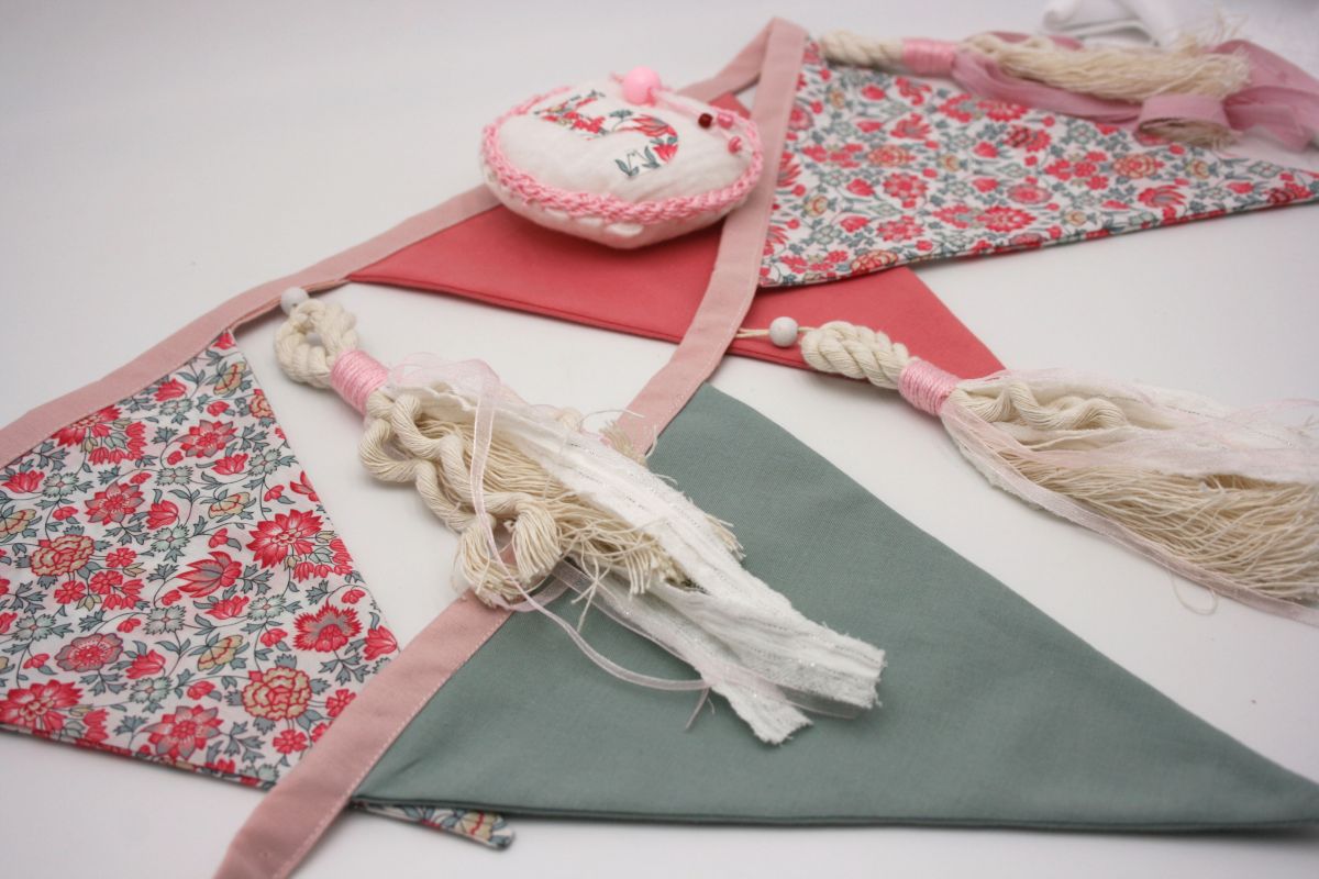 Guirlande de fanions chambre bébé ou enfant en tissu Liberty, coton et macramé style rétro vintage bohème 