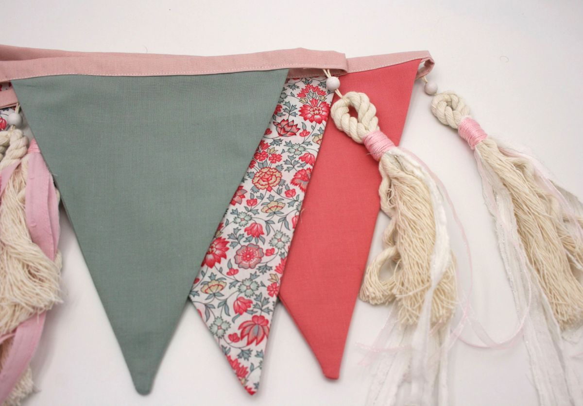 Guirlande de fanions chambre bébé ou enfant en tissu Liberty, coton et macramé style rétro vintage bohème 