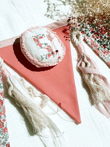 Guirlande de fanions chambre bébé ou enfant en tissu Liberty, coton et macramé style rétro vintage bohème 
