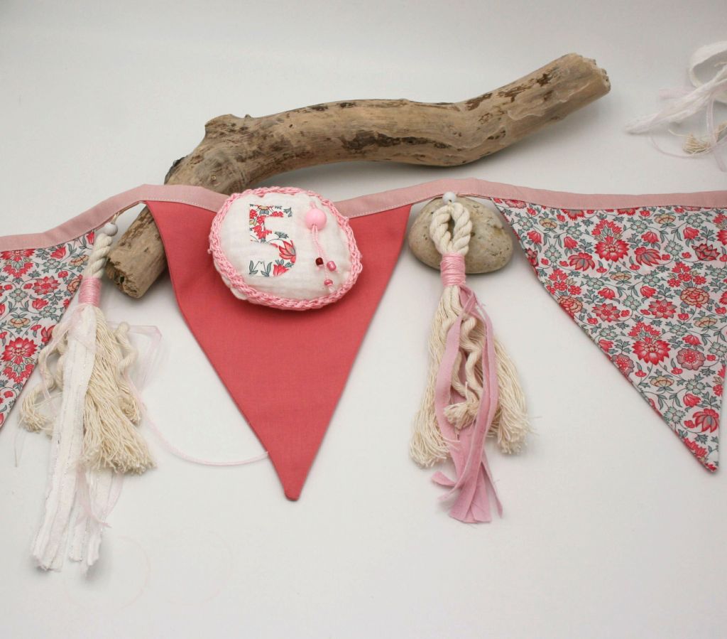 Guirlande de fanions chambre bébé ou enfant en tissu Liberty, coton et macramé style rétro vintage bohème 