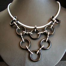 Collier cascade d'anneaux noirs