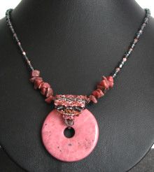 Collier au donut en rhodonite rose