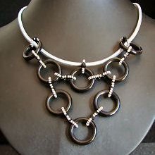 Collier cascade d'anneaux noirs